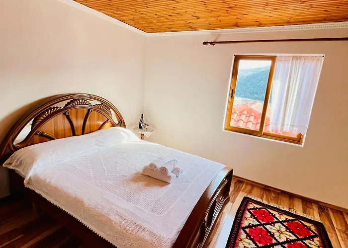 Nena's Dashe House Pansiyon Berat